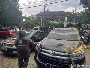 Hujan Disertai Angin di Solo, Pohon Tumbang Timpa 3 Mobil-1 Motor