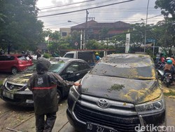 Hujan Disertai Angin di Solo, Pohon Tumbang Timpa 3 Mobil-1 Motor