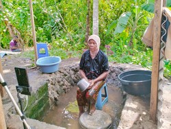 Lansia di Lombok Pilih Live Mandi Lumpur Ketimbang ke Sawah