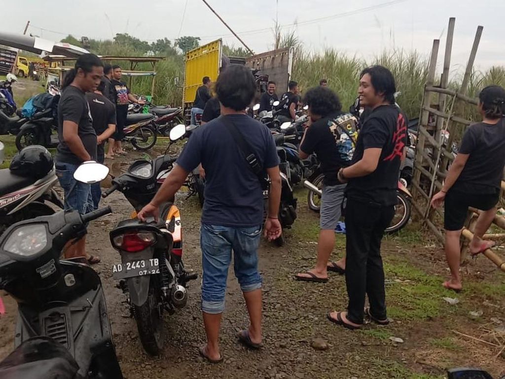 Polda Jateng Gerebek Sabung Ayam di Pekalongan, 28 Orang Diamankan Polda Jateng Gerebek Sabung Ayam di Pekalongan, 28 Orang Diamankan
