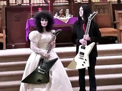 Pernikahan Paling Heavy Metal, Pasangan Ini Menikah dengan Bertukar Gitar