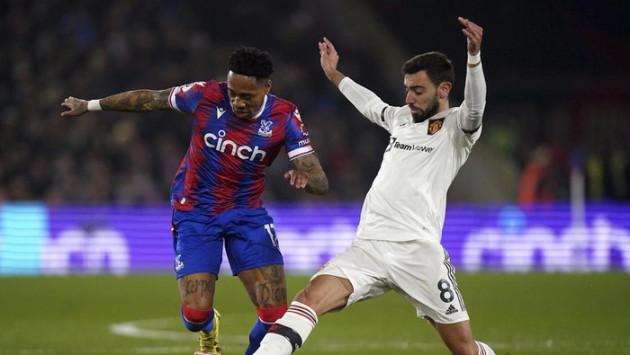 Crystal Palaces Nathaniel Clyne and Manchester Uniteds Bruno Fernandes, right, battle for the ball during the Premier League match between Crystal Palace and Manchester United at Selhurst Park in London, Wednesday Jan. 18, 2023. (Adam Davy/PA via AP)