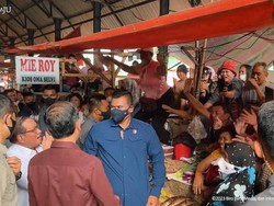 Meriahnya Warga Sambut Jokowi di Sejumlah Pasar Sulawesi Utara