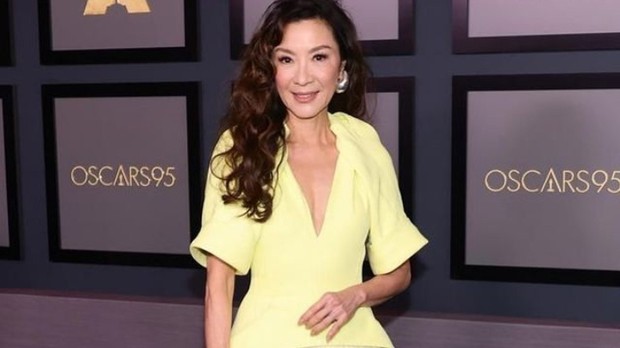 Michelle Yeoh menjadi artis berkebangsaan Malaysia pertama yang memenangkan Golden Globe Awards
