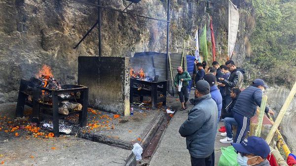 Momen Kremasi Jenazah Korban Pesawat Jatuh di Nepal