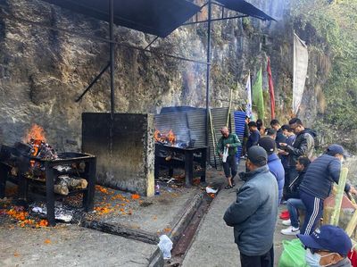 Momen Kremasi Jenazah Korban Pesawat Jatuh di Nepal