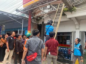 Pekerja Genteng Tewas Tersengat Listrik di Atap Alfamart Lombok