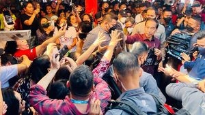 Penampakan Jokowi Jalan Kaki Sambil Bagi-bagi Kaus di Pasar Airmadidi