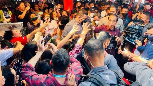 Penampakan Jokowi Jalan Kaki Sambil Bagi-bagi Kaus di Pasar Airmadidi