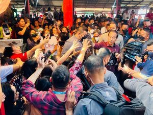 Penampakan Jokowi Jalan Kaki Sambil Bagi-bagi Kaus di Pasar Airmadidi