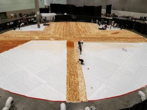 Penampakan Pizza Seribu Meter Coba Pecahkan Rekor Dunia