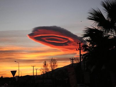 Pesona Magis Awan Berbentuk UFO yang Muncul di Langit Turki