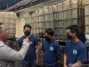 Polisi Gerebek Gudang Penimbunan Solar 1,3 Ton di Demak Polisi Gerebek Gudang Penimbunan Solar 1,3 Ton di Demak