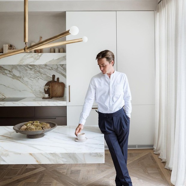 Edoardo Mapelli Mozzi yang berfoto dengan desain properti dari perusahaan miliknya, Banda.