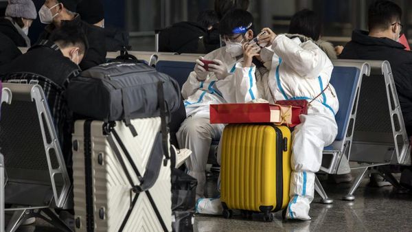 Potret Penumpang Pakai APD Lengkap di Stasiun Shanghai Jelang Imlek