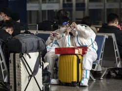 Potret Penumpang Pakai APD Lengkap di Stasiun Shanghai Jelang Imlek