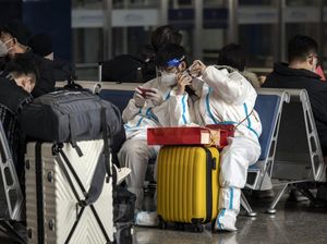 Potret Penumpang Pakai APD Lengkap di Stasiun Shanghai Jelang Imlek Potret Penumpang Pakai APD Lengkap di Stasiun Shanghai Jelang Imlek