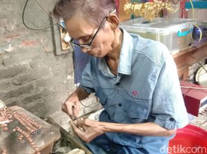 Risiko di Balik Cuan Besar Perajin Perhiasan Imitasi Indramayu