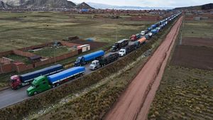 Puluhan Truk Terdampar Gegara Blokade di Perbatasan Peru-Bolivia