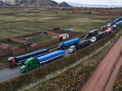 Puluhan Truk Terdampar Gegara Blokade di Perbatasan Peru-Bolivia