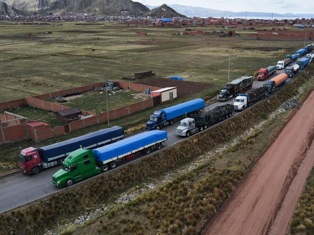 Puluhan Truk Terdampar Gegara Blokade di Perbatasan Peru-Bolivia Puluhan Truk Terdampar Gegara Blokade di Perbatasan Peru-Bolivia