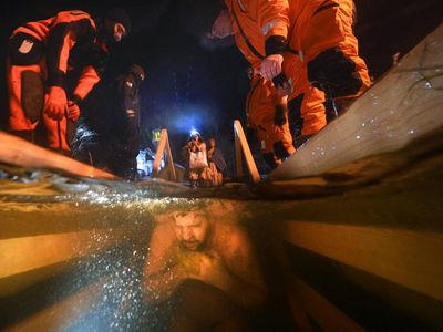 Rayakan Hari Epiphany, Warga Rusia Berendam di Air Es