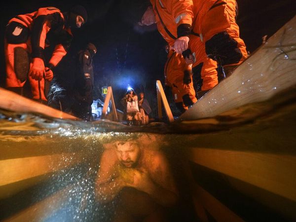 Rayakan Hari Epiphany, Warga Rusia Berendam di Air Es