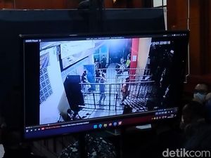 Kengerian di Pintu 10 Kanjuruhan, Mayat-mayat Dikumpulkan Jadi Satu