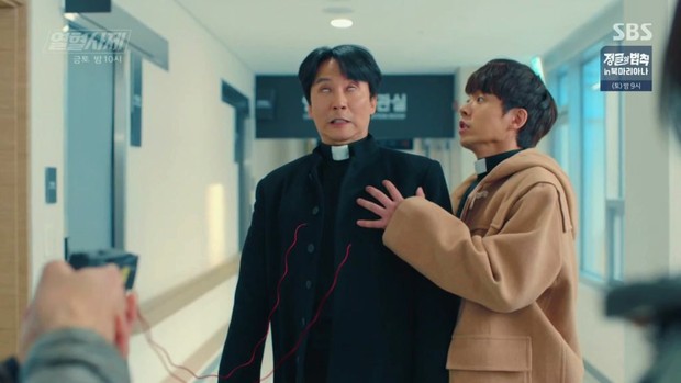 Salah Satu Scene di The Fiery Priest/Foto: dramabeans.com Salah Satu Scene di The Fiery Priest
