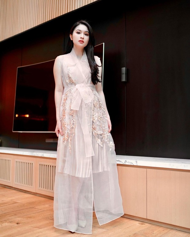 Sandra Dewi dengan Dress Brukat/Sumber: IG @sandradewi88 Sandra Dewi dengan Dress Brukat/Sumber: IG @sandradewi88