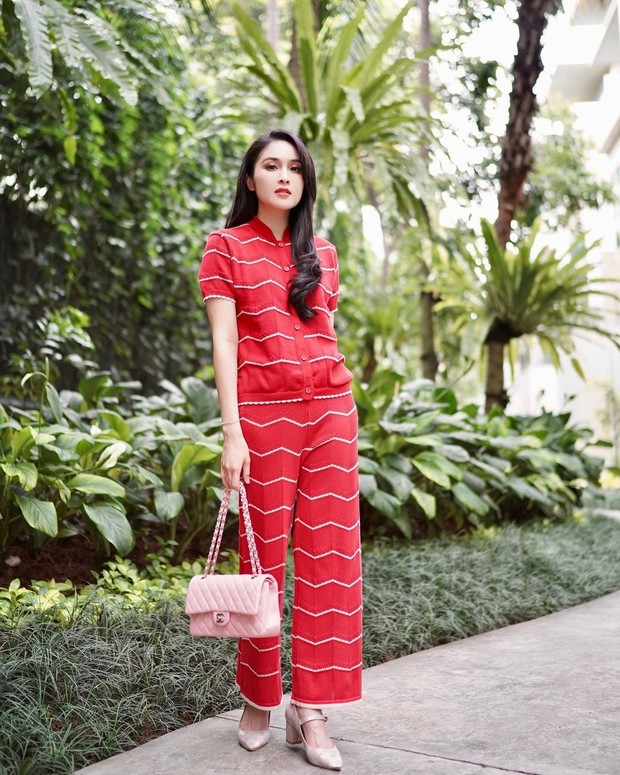 Sandra Dewi dengan setelan serba merah/Sumber: IG @sandradewi88 Sandra Dewi dengan setelan serba merah/Sumber: IG @sandradewi88