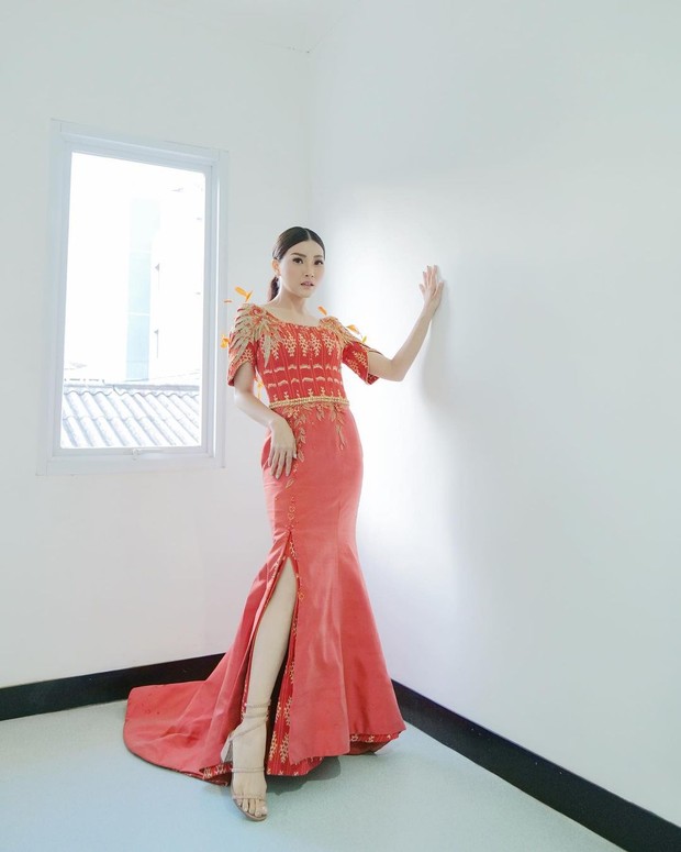 Sarwendah dengan long dress merah/Sumber: IG @sarwendah29
