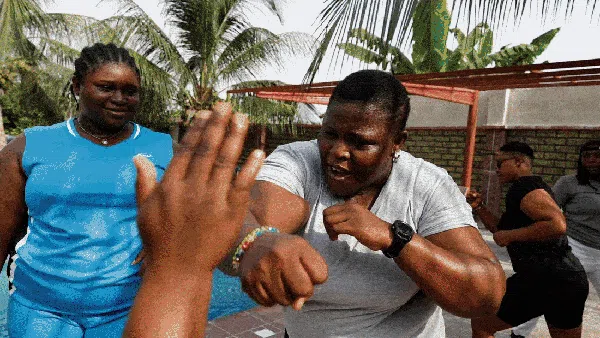 Satpam Wanita Nigeria Unjuk Kekuatan Melawan Stereotip