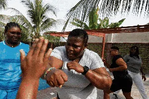 Satpam Wanita Nigeria Unjuk Kekuatan Melawan Stereotip