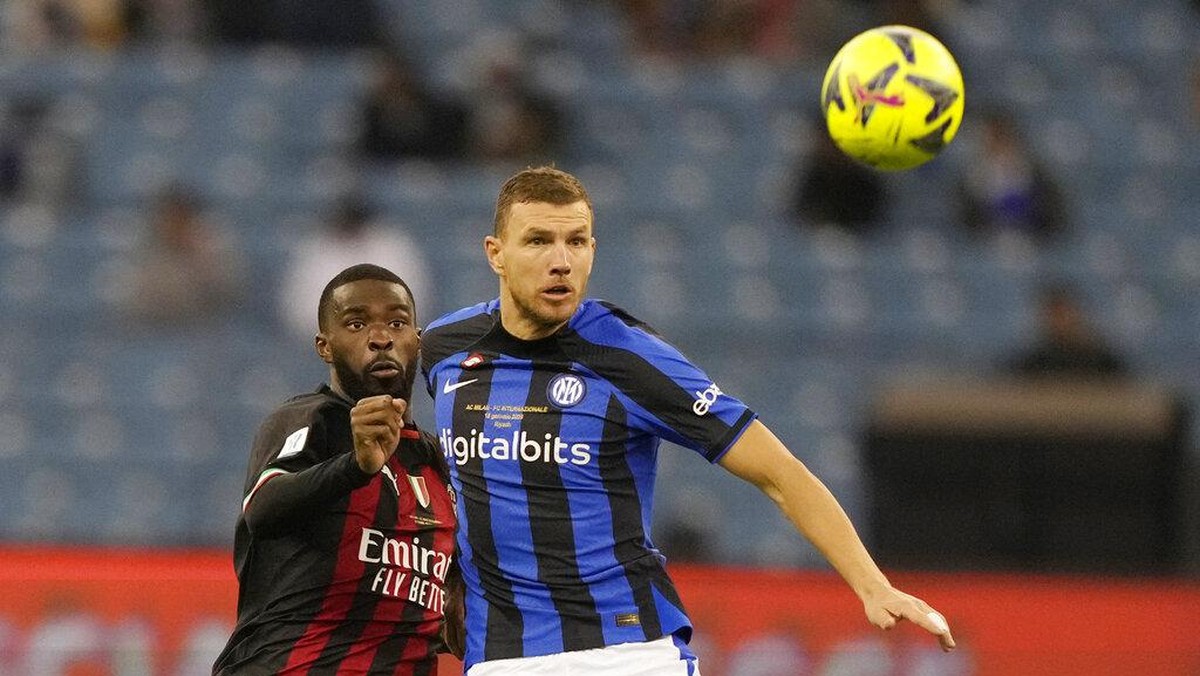 AC Milan dan Inter Milan akan berhadapan di semifinal Liga Champions (Foto: AP/Hussein Malla)