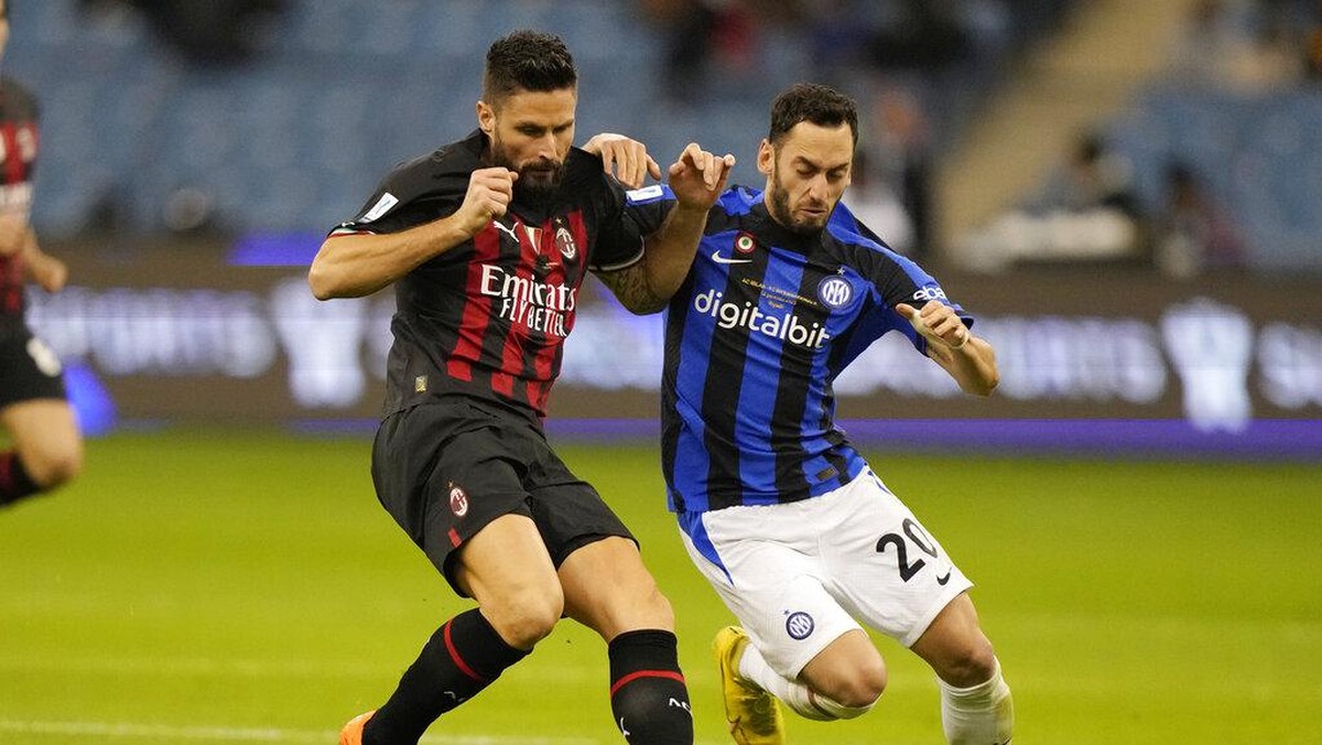 Hakan Calhanoglu menilai AC Milan kena karma (Foto: AP/Hussein Malla)