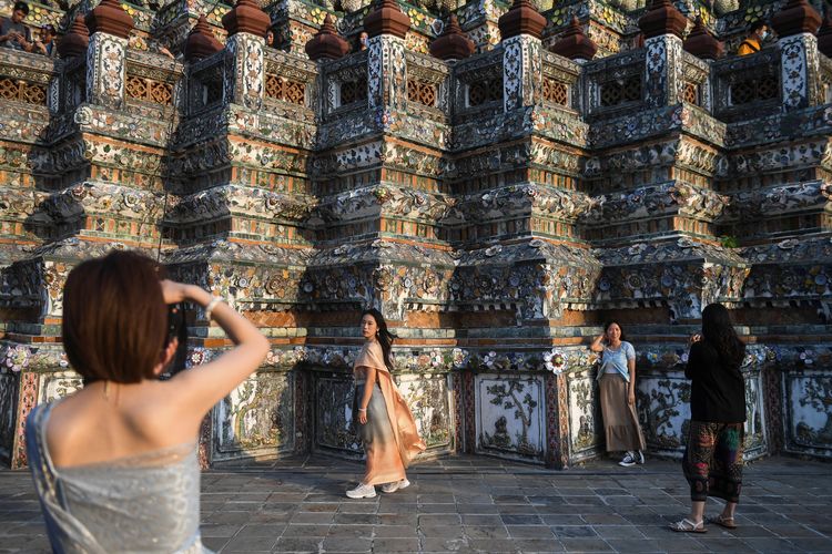 Tingkah Fotografer Wat Arun Menuai Kecaman