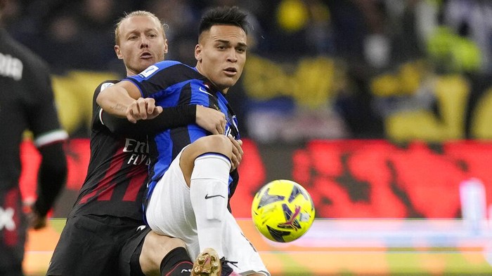 Inter Milans Lautaro Martinez, right, challenges for the ball with AC Milans Simon Kjaer during the Italian Super Cup final soccer match between AC Milan and Inter Milan at the King Saud University Stadium, in Riyadh, Saudi Arabia, Wednesday, Jan. 18, 2023. (AP Photo/Hussein Malla)