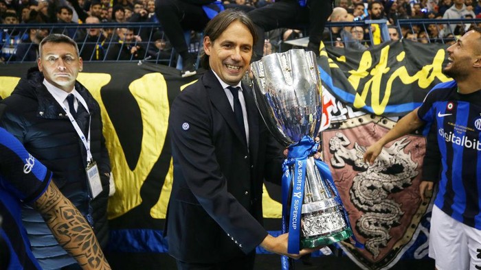 RIYADH, SAUDI ARABIA - JANUARY 18: Simone Inzaghi, Head Coach of FC Internazionale, celebrates with the EA Sports Supercup after the teams victory during the EA Sports Supercup match between AC Milan and FC Internazionale at King Fahd International Stadium on January 18, 2023 in Riyadh, Saudi Arabia. (Photo by Yasser Bakhsh/Getty Images)