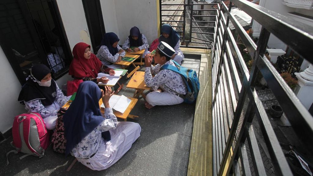Siswa Belajar di Rumah Warga Imbas Sekolah Disegel Pemkot Surabaya