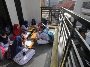 Siswa Belajar di Rumah Warga Imbas Sekolah Disegel Pemkot Surabaya