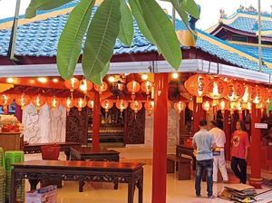 Semarak Persiapan Imlek di Kelenteng Tertua Bali