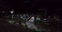 Mengais Rezeki di Tengah Gelapnya Komplek Pemakaman Cirebon