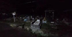 Mengais Rezeki di Tengah Gelapnya Komplek Pemakaman Cirebon