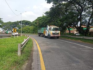 Truk Gandeng Terguling, Exit Tol Waru Sempat Macet Truk Gandeng Terguling, Exit Tol Waru Sempat Macet