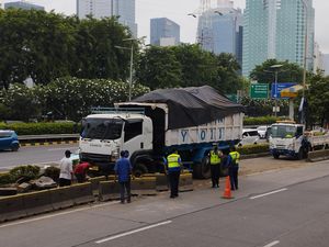 Penampakan Truk Muatan Tanah Tabrak Separator Busway di Gatsu Penampakan Truk Muatan Tanah Tabrak Separator Busway di Gatsu