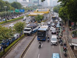 Truk Muatan Tanah Tabrak Separator Busway di Dekat JCC Senayan, Lalin Macet