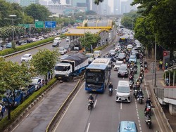 Truk Muatan Tanah Tabrak Separator Busway di Dekat JCC Senayan, Lalin Macet