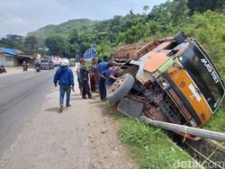 Truk Pengangkut Sampah Terguling Saat Hendak ke TPA Sarimukti