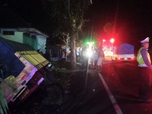 Truk Angkut Beras Nyungsep ke Got di Jalur Denpasar-Gilimanuk Truk Angkut Beras Nyungsep ke Got di Jalur Denpasar-Gilimanuk